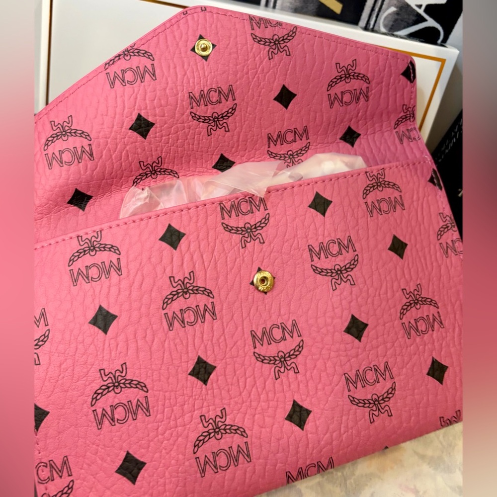 NIP/NIB MCM PINK ENVELOPE CLUTCH OR ADD A CHAIN FOR A CROSSBODY
Parfumes Coll. - Picture 6 of 9